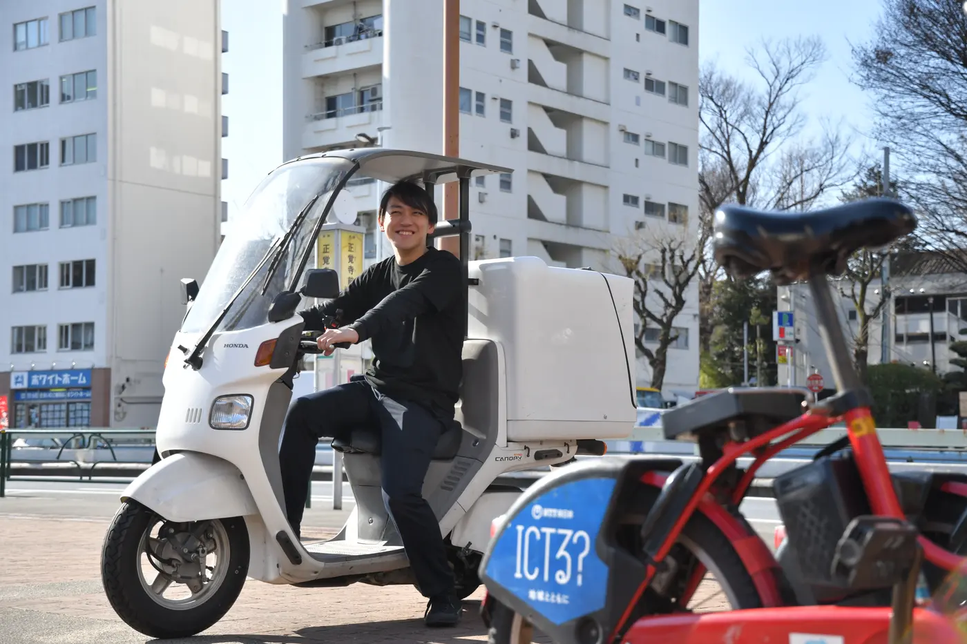 修理道具を積んだ三輪バイクで出動するドクターペダルのスタッフ