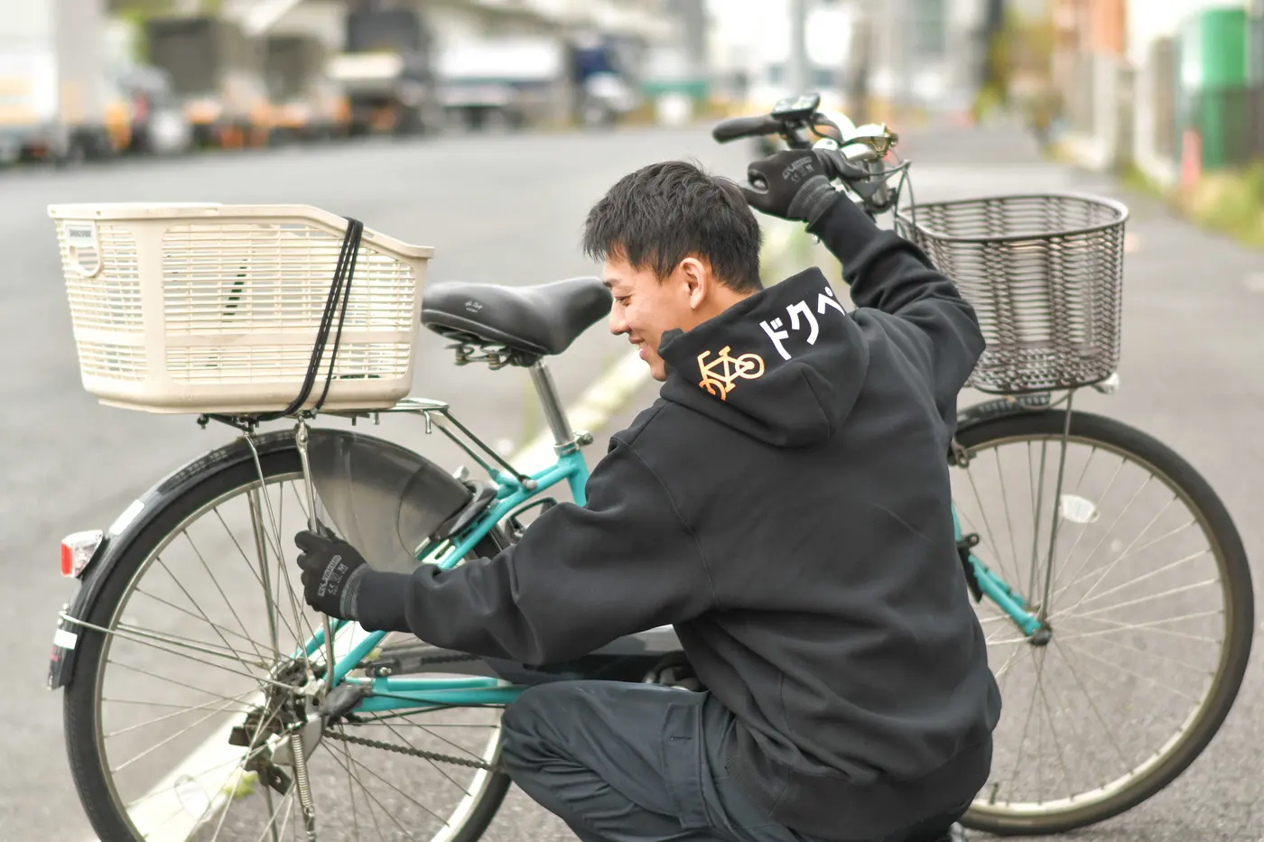 お客様の自転車をその場で修理するスタッフ